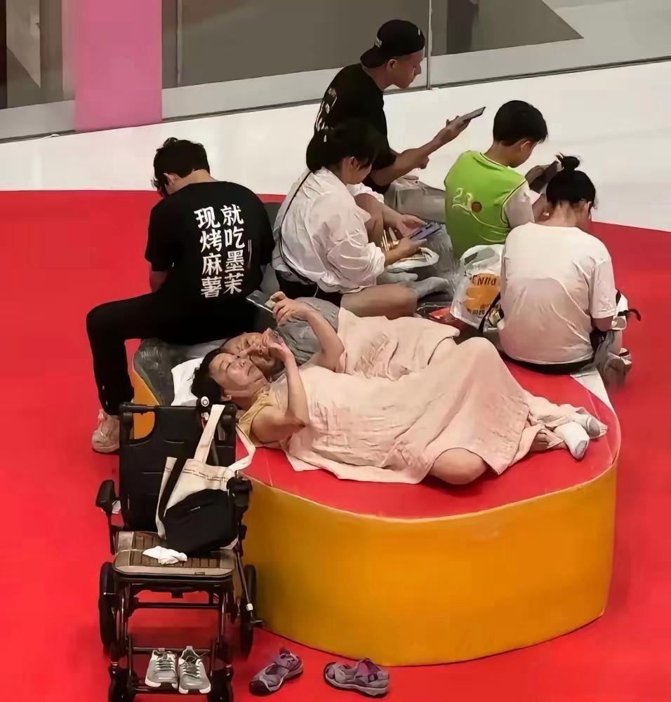 公共场所这样休息合适吗？大家怎么看？
 两位老人直接躺在公共区域的台子上休息，占