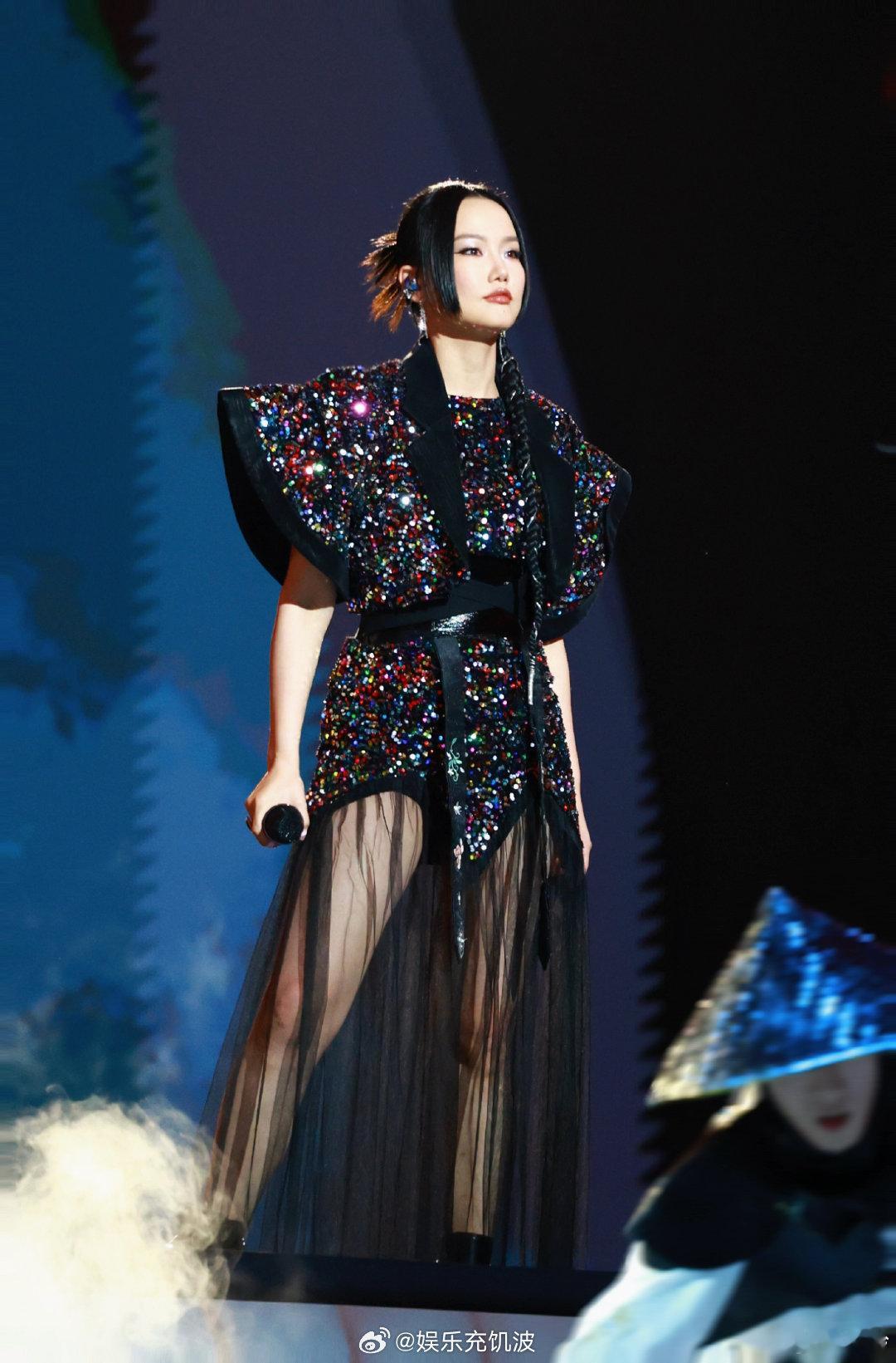 黄龄演我不想加班黄龄申请录节目不超十一点，这操作太秀了，我也想这么硬气地说：加班