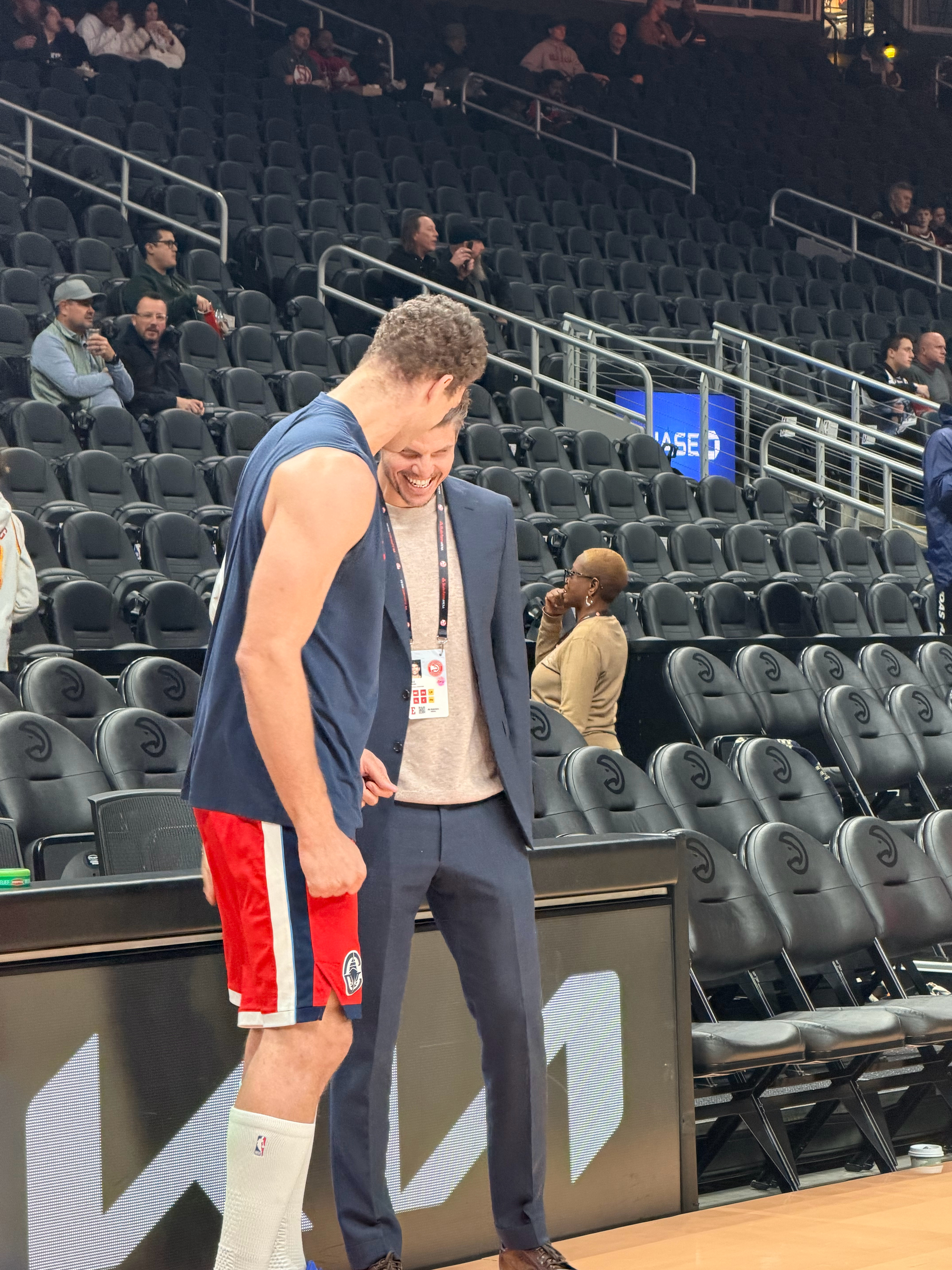 前方报道这位帅哥看着很眼熟，他是谁呢chinahawks // 亚特兰大老鹰