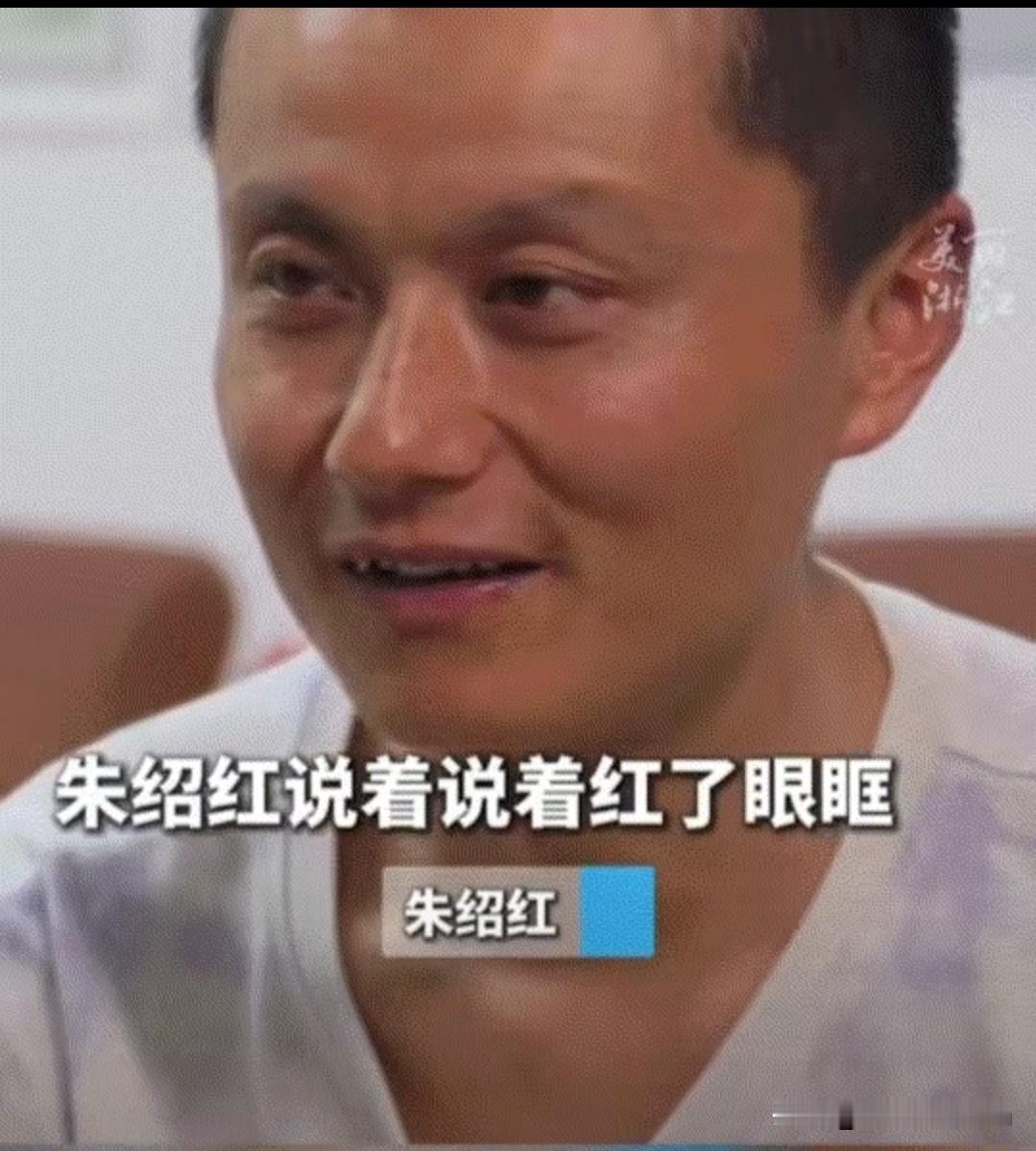 浙江嘉兴，一男子每晚用绳子牵着脑梗瘫痪的父亲跑步康复。经过13个月坚持跑步，让一