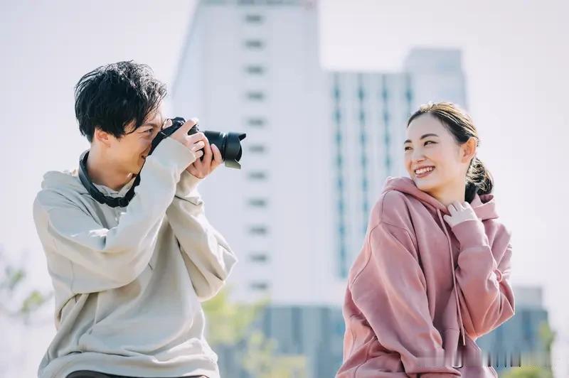 男人没钱会有女人喜欢吗？答案是肯定的。
有些男人虽然当下没钱，但工作有潜力，未来