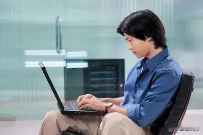 上网
有个网友
她想骗我钱财
谁知我一无所有
有个网友他想骗色
谁料我和他一样是