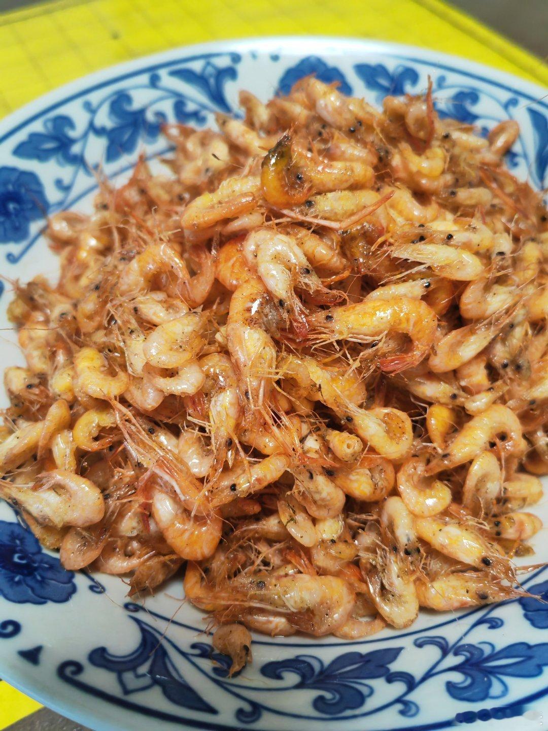 车搭子早起送的小河虾，刚有时间炸了，酥脆可口。 
