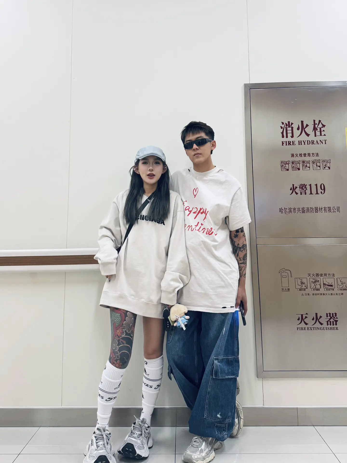给我们兄弟两人拍张照 OK