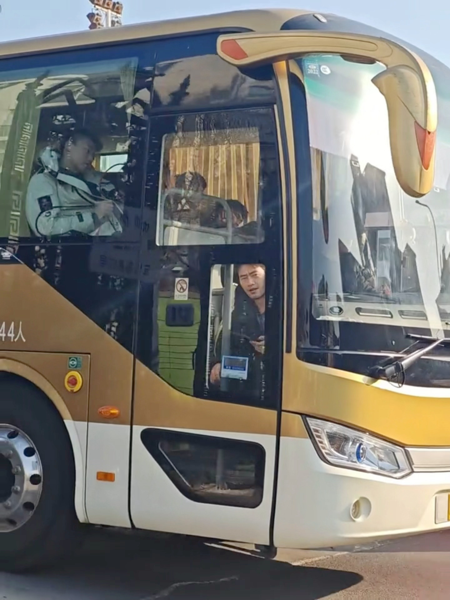 你哥哥太抽象了？。？这是坐门口了啊 