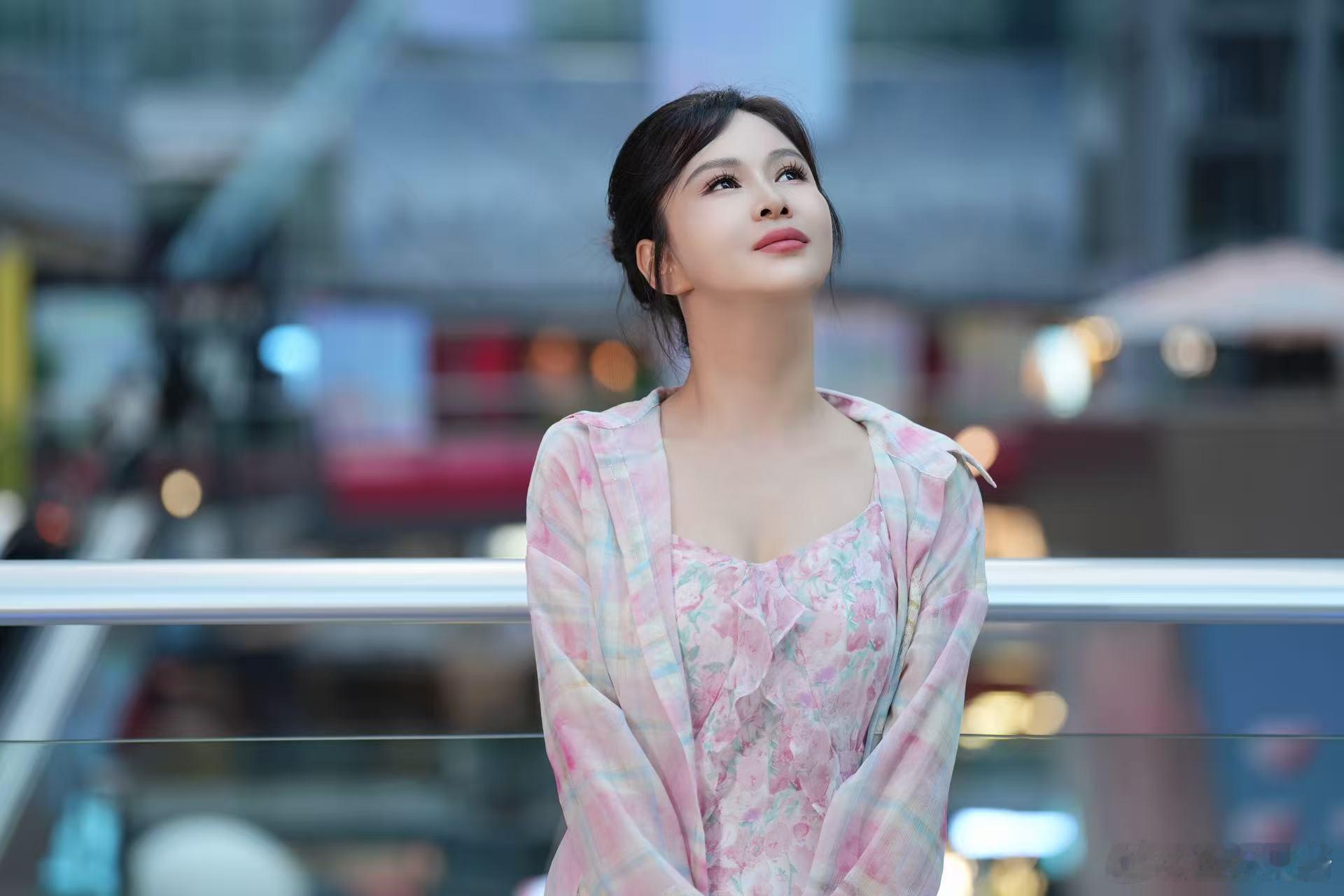 主持人刘美希[超话]主持人刘美希当代媒体界大女主！从演播室到国际论坛，刘美希用专