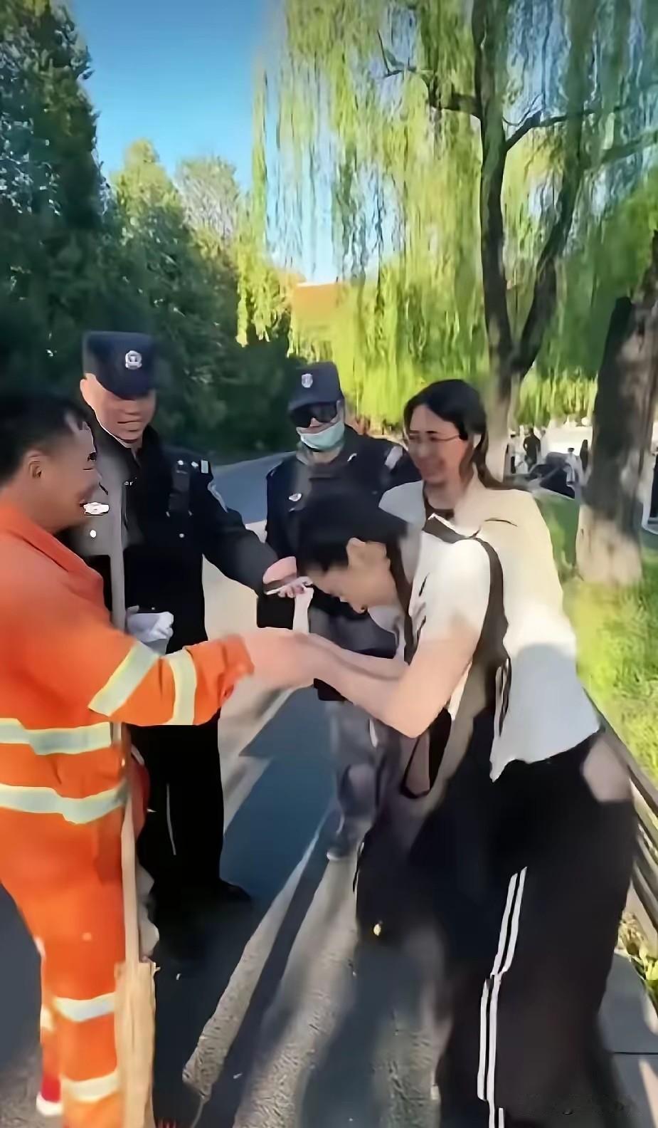 一个美国姑娘在北京街头，盯着环卫大叔看了半天，突然捂着脸哭了出来。周围人都愣了。