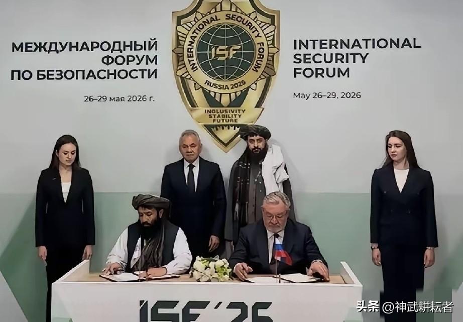 绍伊古跟阿富汗塔利班签署协议，一看就是在俄罗斯，要是在阿富汗，女人是绝对不抛头露
