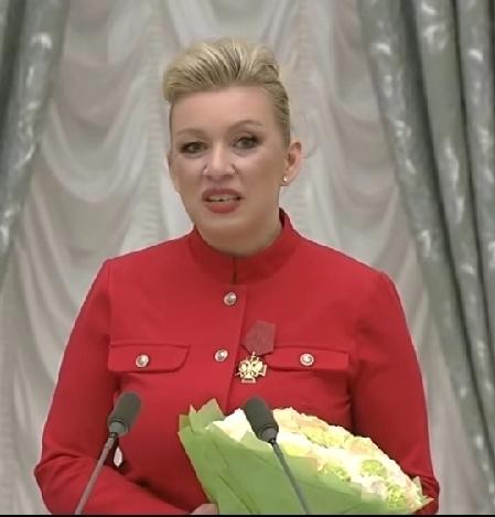 扎哈罗娃50岁生日克宫聚会，父母、丈夫也到现场了，感恩父母养育，感谢从小对自己爱