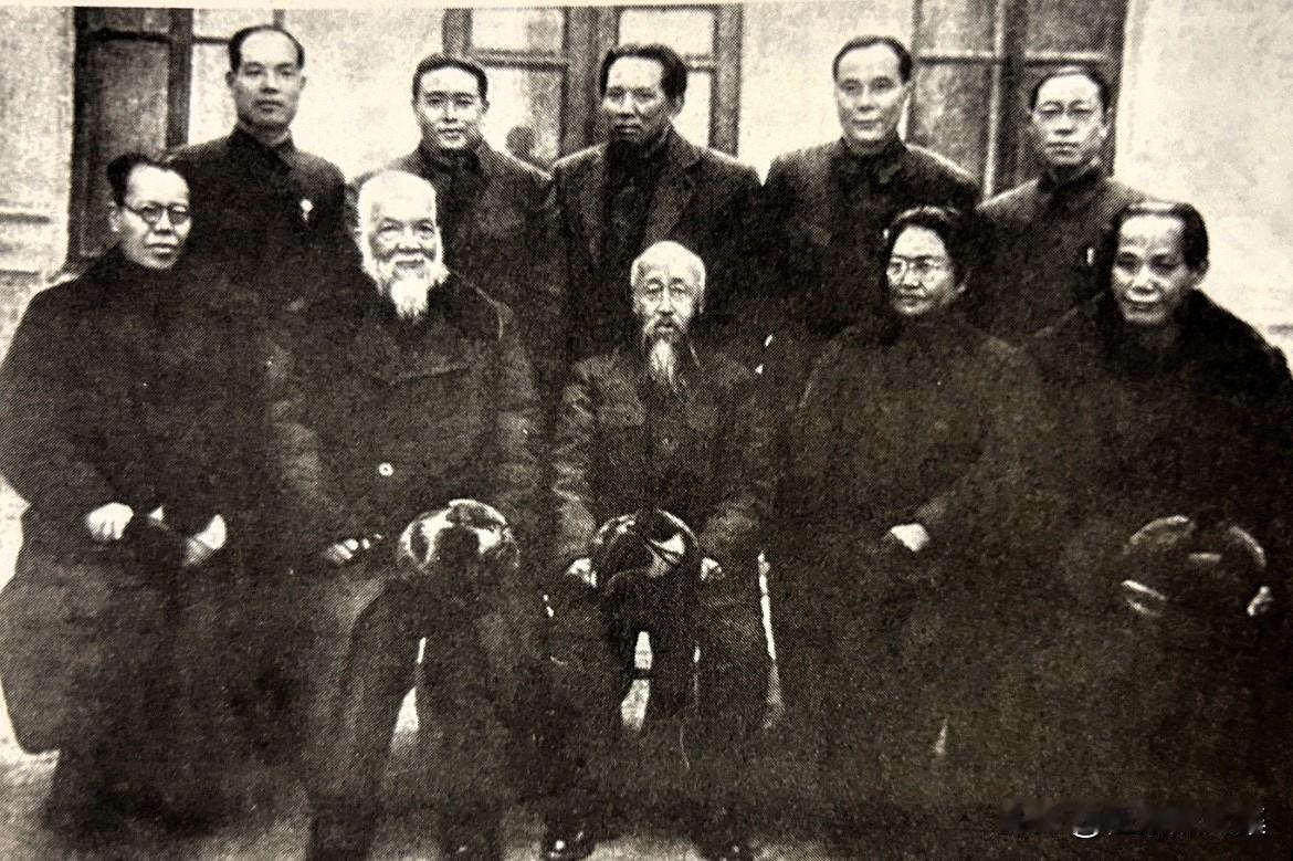 1948年9月，在哈尔滨的民主人士合影。前排左起：李立三、谭平山、沈钧儒、李德全