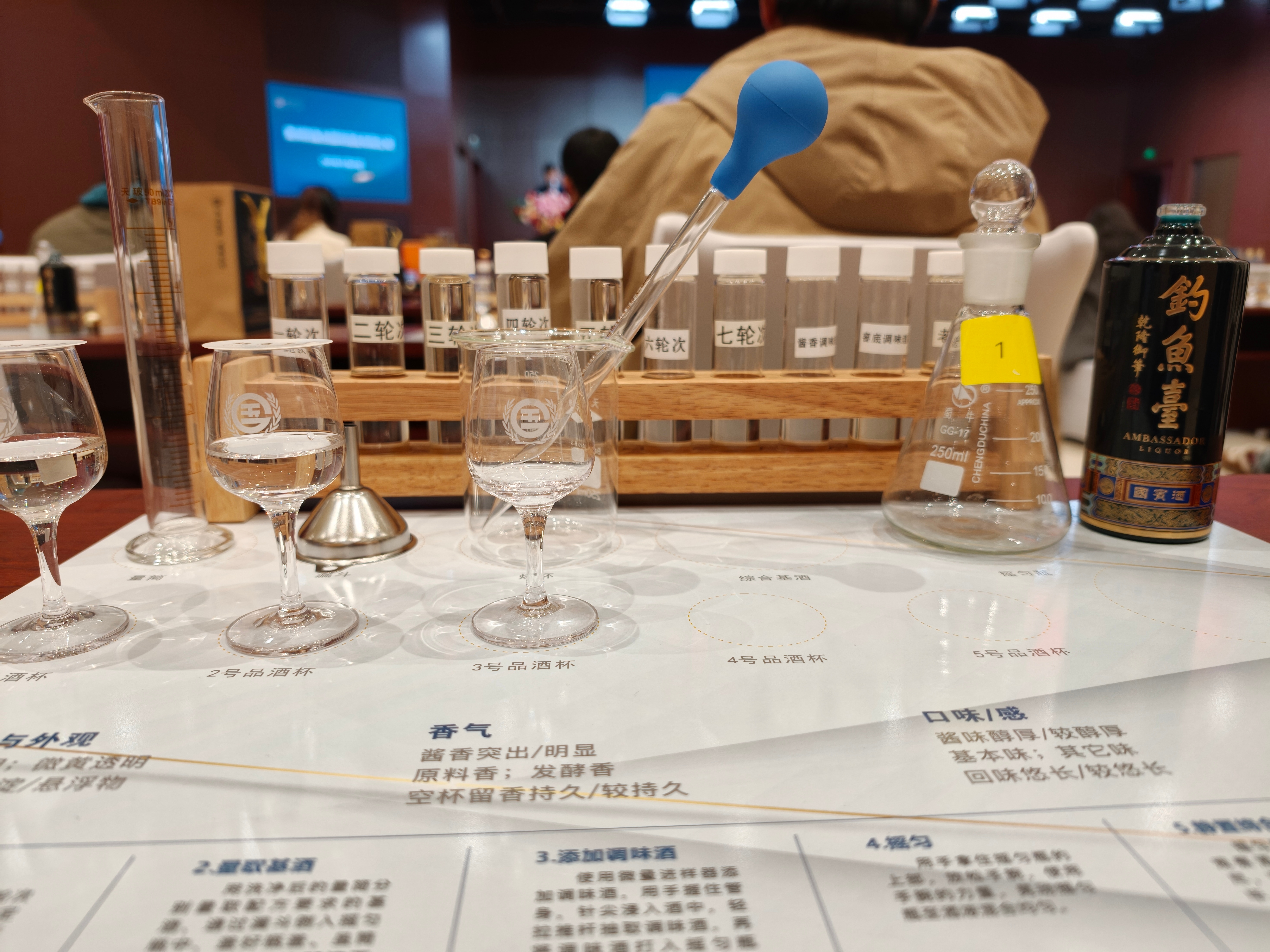 走进钓鱼台国宾酒第一大酿酒车间，迎面而来的就是一股浓郁的酒香和扑面的热气，巨大的