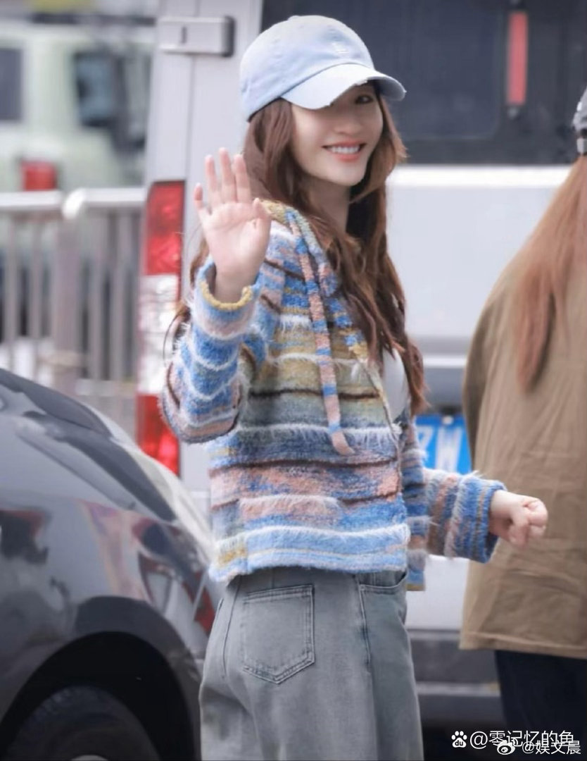 天呐，50岁的李小冉状态也太绝了，少女感满满，完全看不出真实年龄！ 