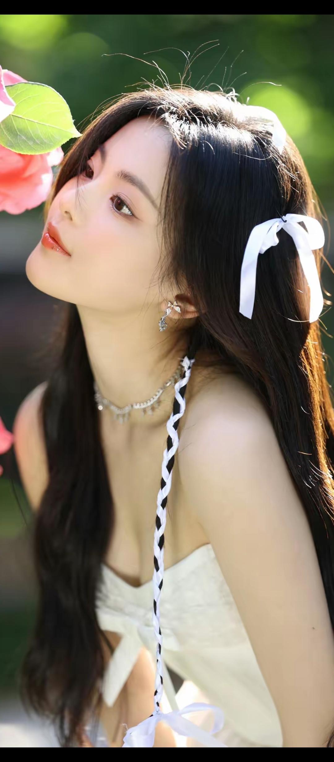 花落人如梦，春去意难留。