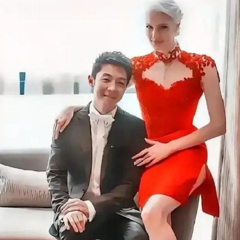 她主动要了撒贝宁微信，理由是学中文。
十年后，这个加拿大女孩成了北大教育学博士，