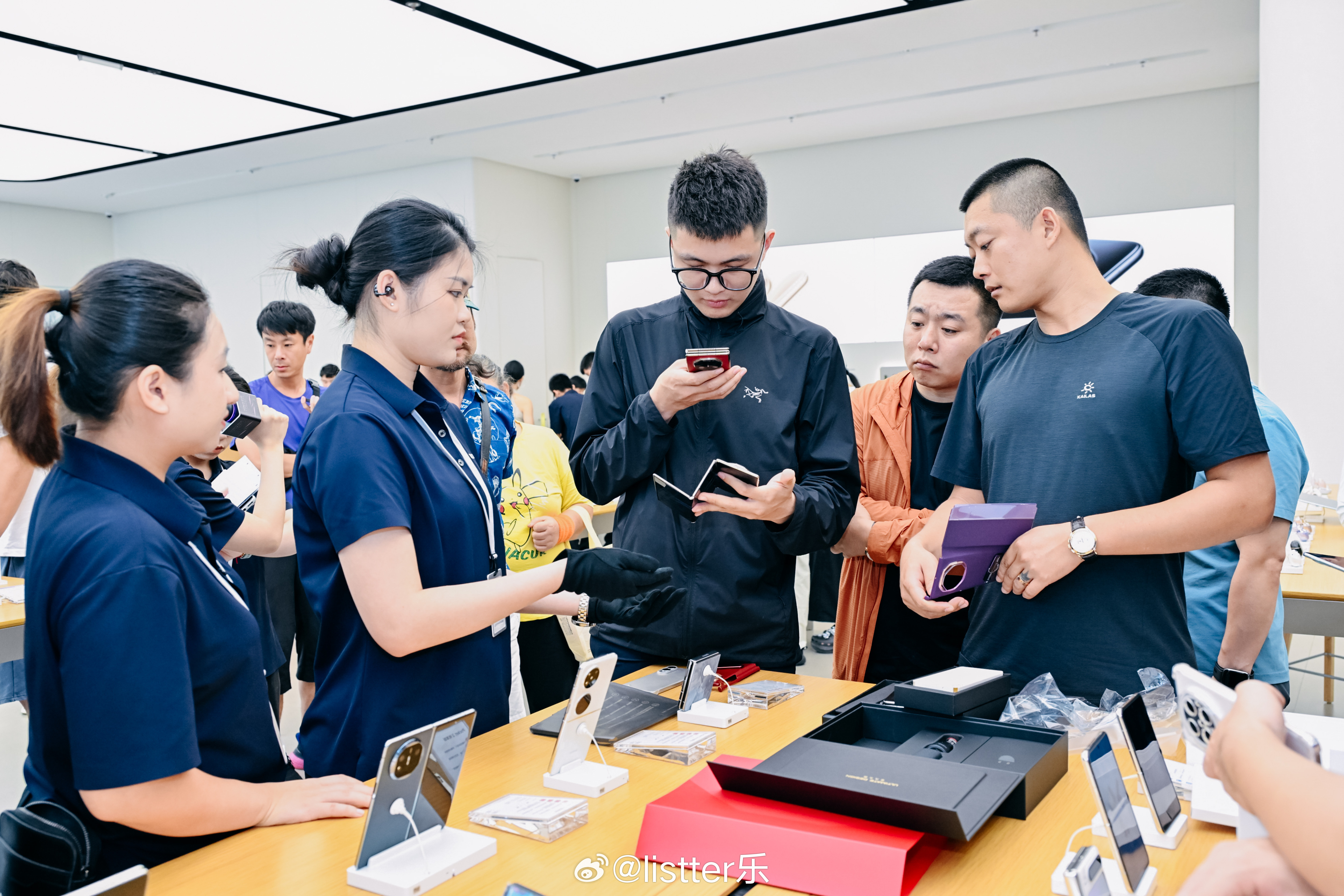 你敢相信吗？这可是售价2万起的高端手机！华为新三折叠开售现场人从众，从现场门店这