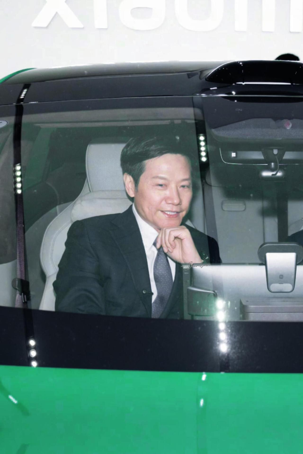 雷军多年以后也要穿西装好吗，雷总很喜欢穿商务装，真的就是主打身材管理，一点没有发