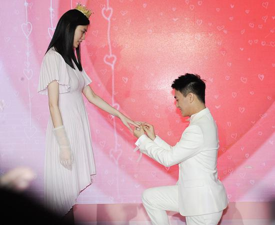 何猷君求婚前学吉他练了两周舞马里奥求婚名场面，零基础突击学吉他、和朋友排练两周舞
