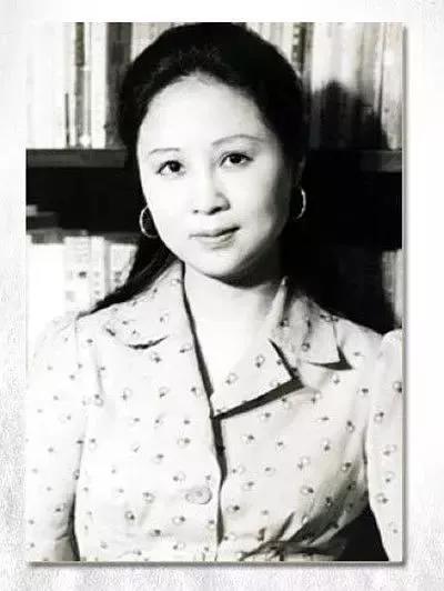 琼瑶，就是一个恋爱脑，自己一生迷思，写了一些人文不通的颓废文学，并带傻了无数的青