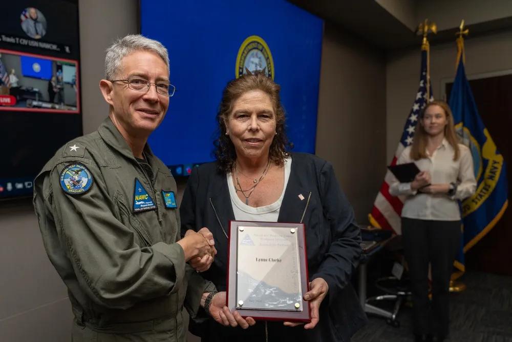 林恩·克拉克博士因推动电子战技术和对抗措施的推进，被海军航空战中心武器部少将司令