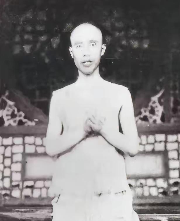 1907年，徐锡麟刺杀完恩师后被抓住处以极刑，临刑前清兵给他拍了张照片，徐锡麟看