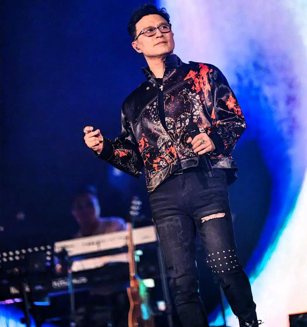 汪峰在台上唱《怒放的生命》时，500米外的足球场正在放同一首歌。球迷踩着鼓点进球