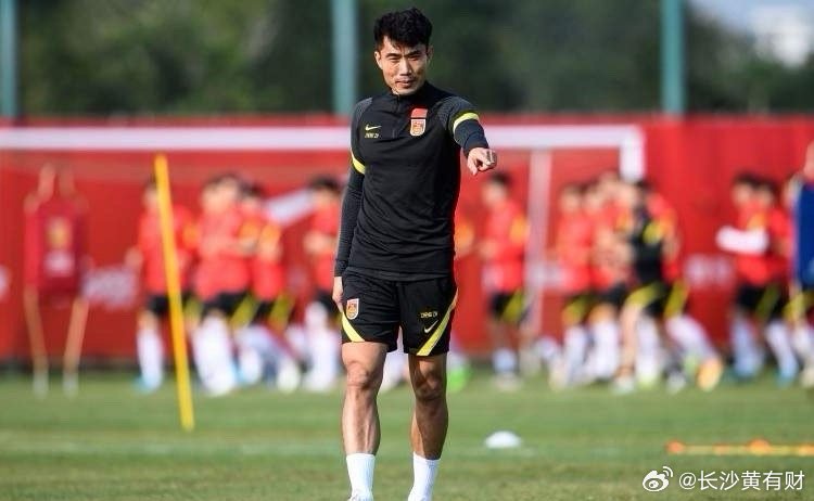 青岛西海岸，下赛季不玩了？投资人抱怨亏损，主教练献给国足。徐彬远走英格兰，李昊、