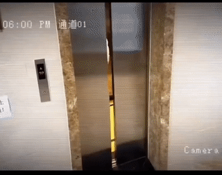 男人的快乐就是这么简单。
他们看到美女就挪不动步了？搞笑幽默趣闻