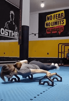 我勒个去，这女孩子臂力太强了👍，专业体操运动员也做不出这水准！体操女运动员 体