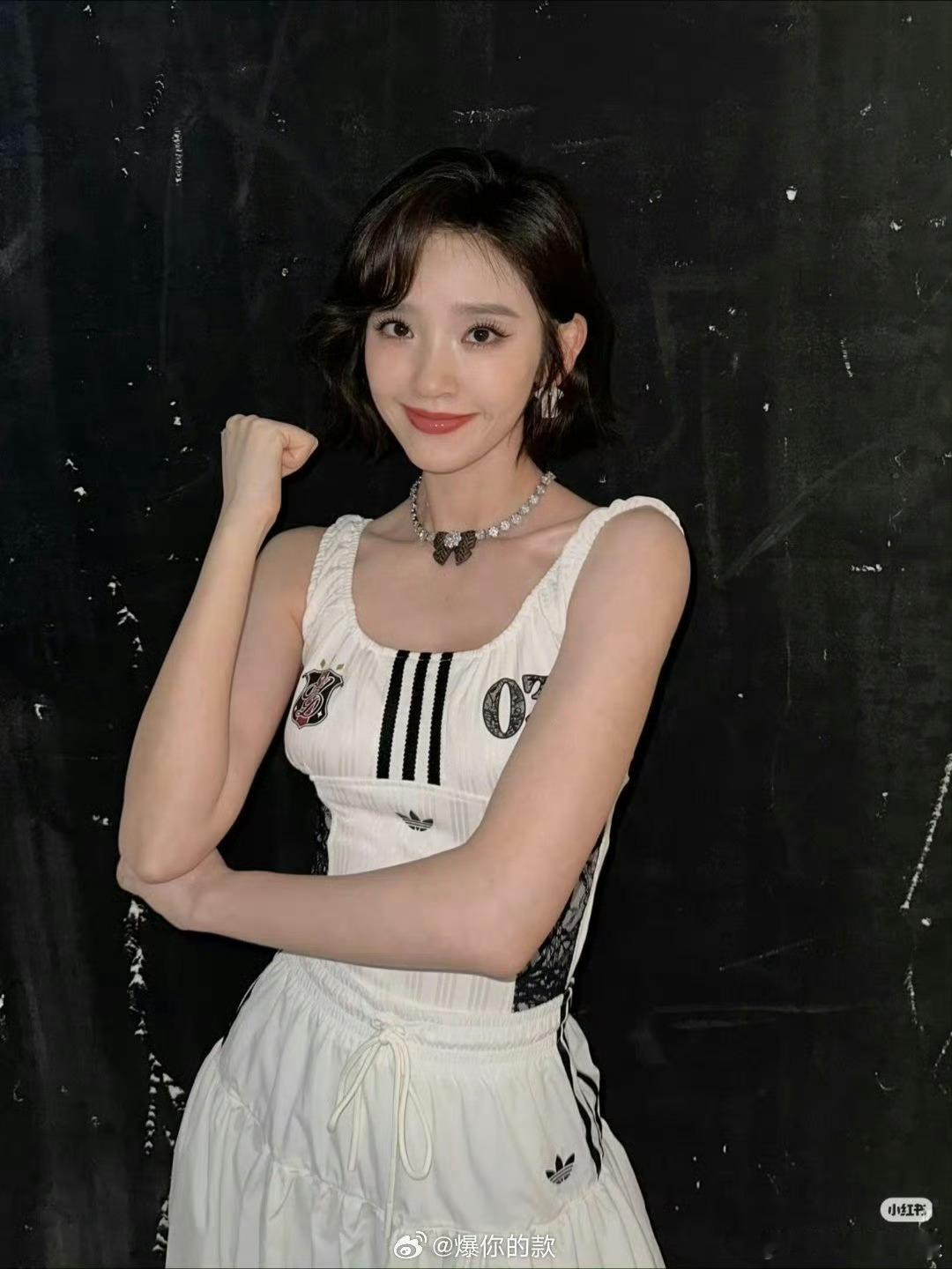 唐艺昕演我看世界杯 追世界杯的各种状态唐艺昕全都有，僵持对局坐不住反复调整姿势，