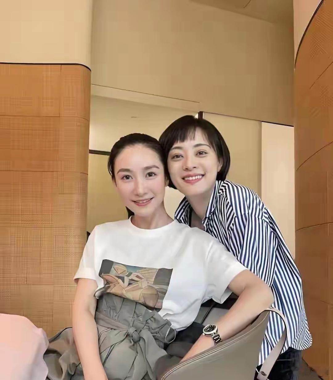 41岁的陶昕然和43岁孙俪同框，颜值上看陶昕然高一些，她是大眼睛高鼻梁，天庭饱满