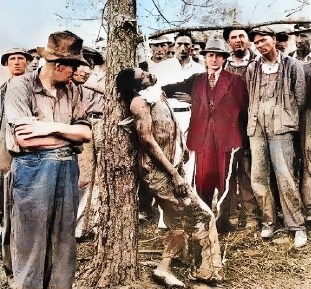 1935年，一名黑人男子，被“死刑”处决后，留下的一张老照片，从照片中我们可以看