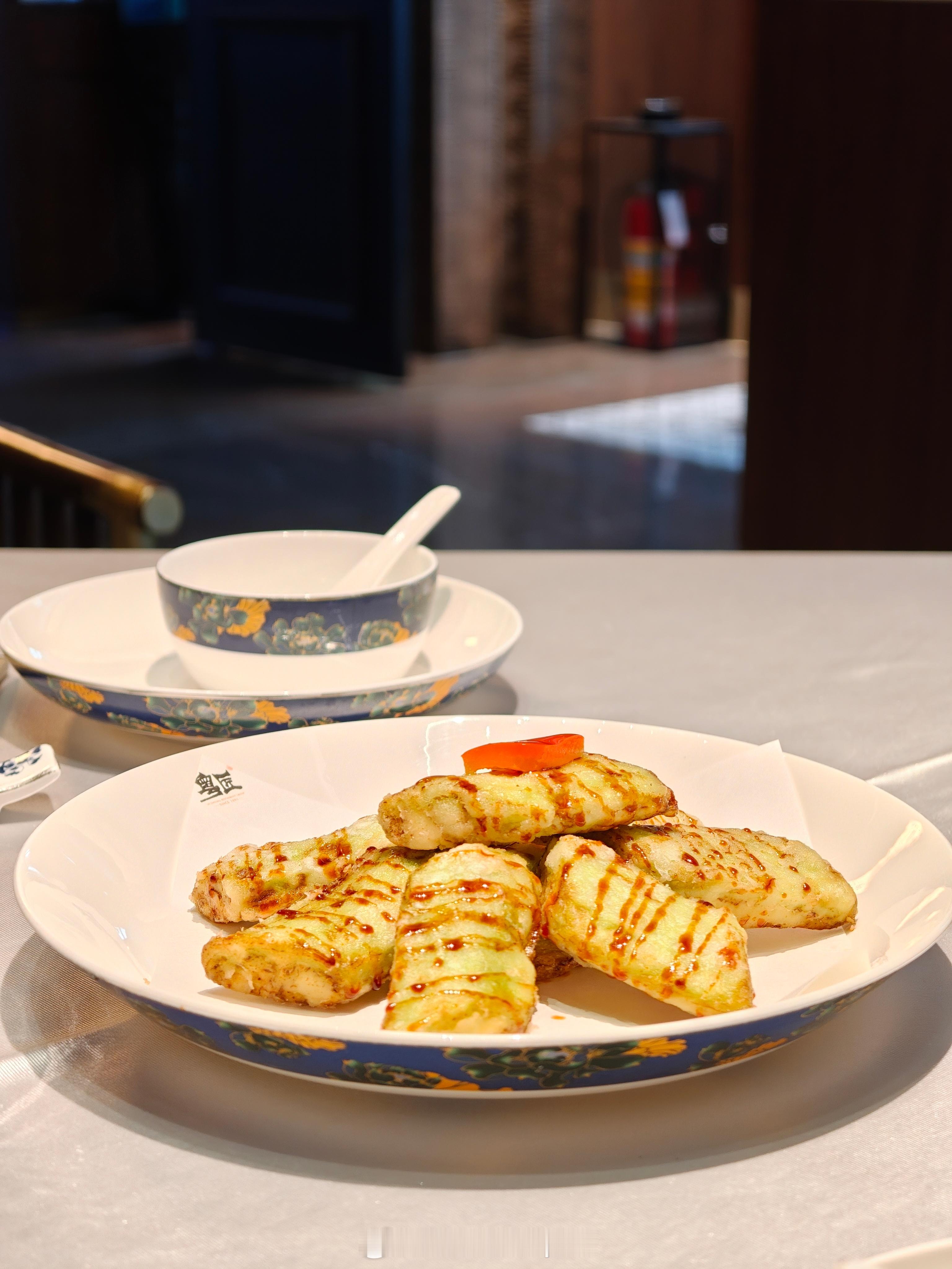 带家人来珠海吃个早茶；快到珠海时，我问我老婆：你知道艹老师在珠海不？她说：艹老师