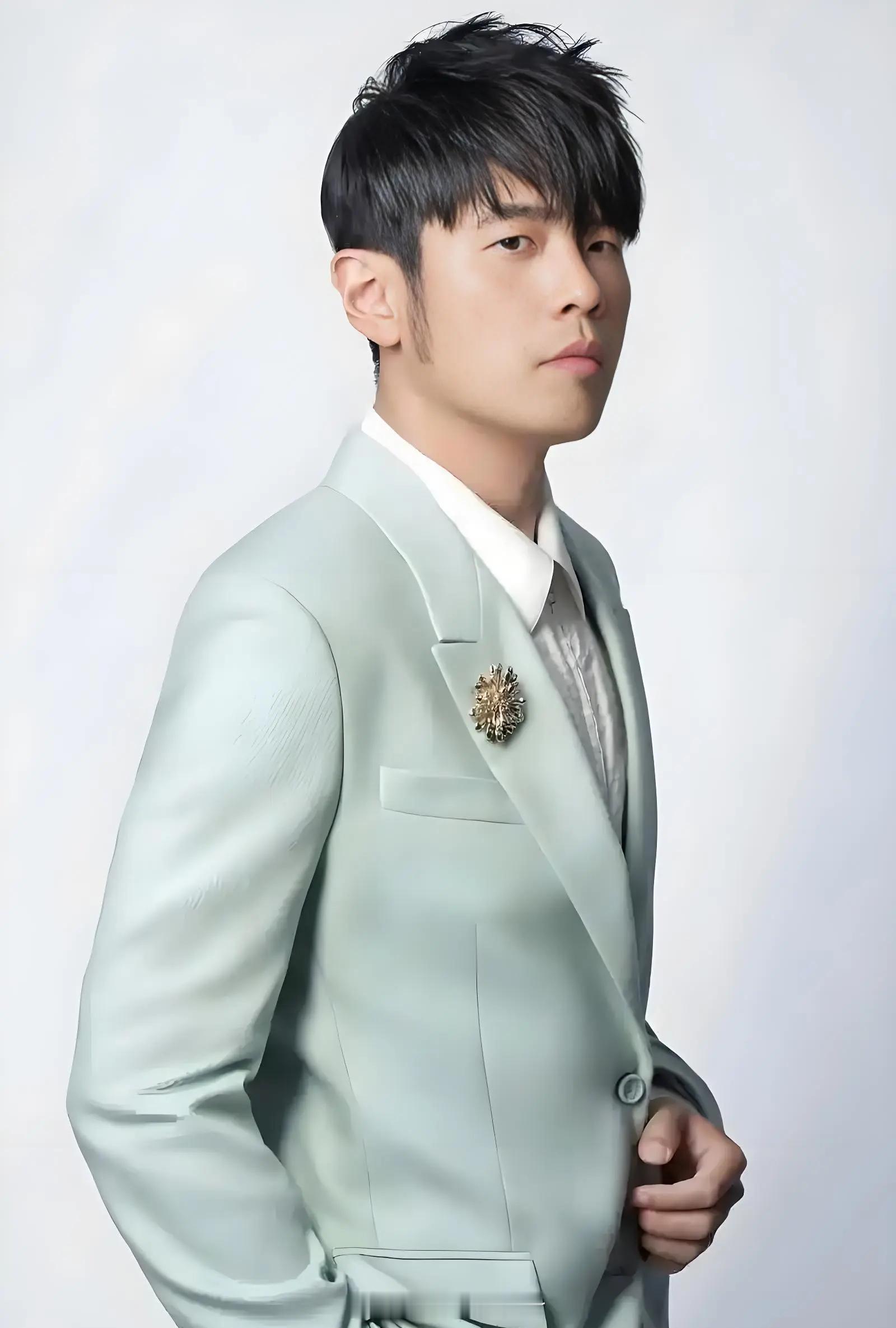 周杰伦说想尝试快闪演唱会 周杰伦近日受访时表示：“我想做快闪演唱会。这其实是身体