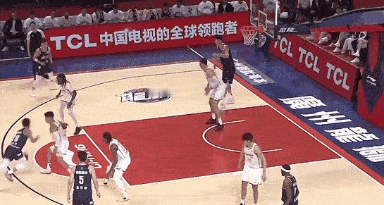 广东旧将徐昕终于大发神威！在今晚广州对阵深圳的比赛中，威金顿撕裂防守加速突破妙传