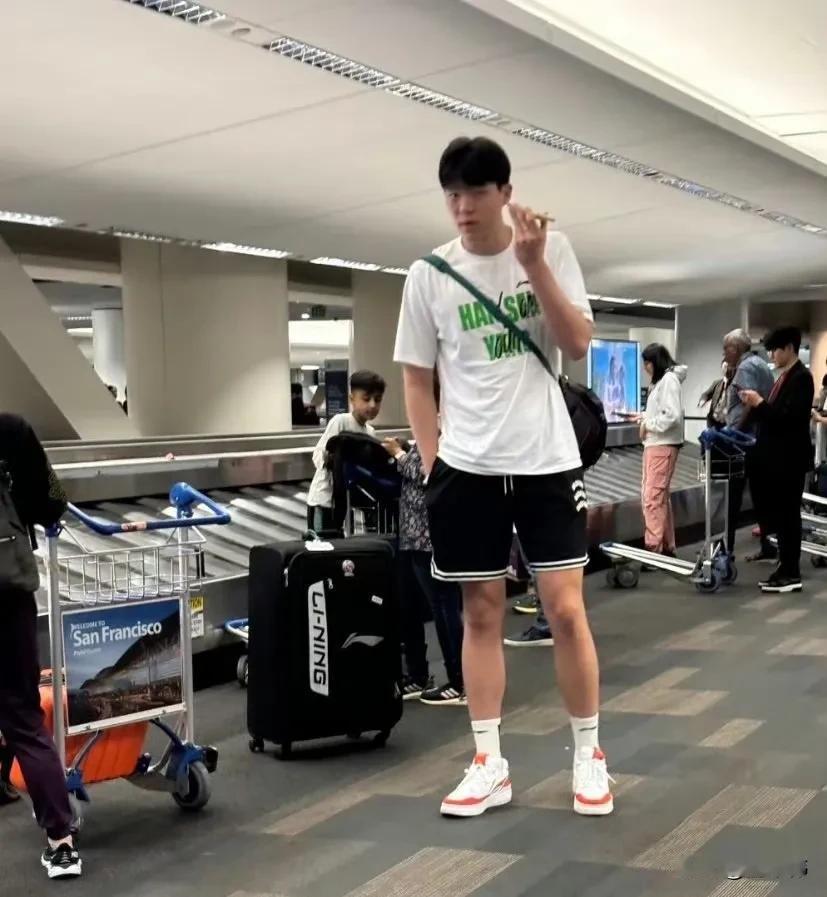 努力提升自己！回国短暂休息调整的杨瀚森，目前已经回到了美国！

杨瀚森将参加开拓