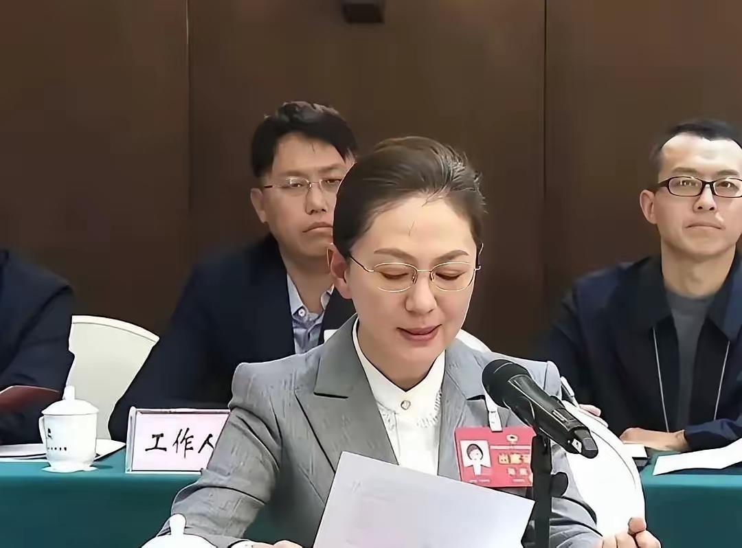 能做到新闻联播主持人，业务水平理论水平都是业内翘楚，请问这是哪个学校？