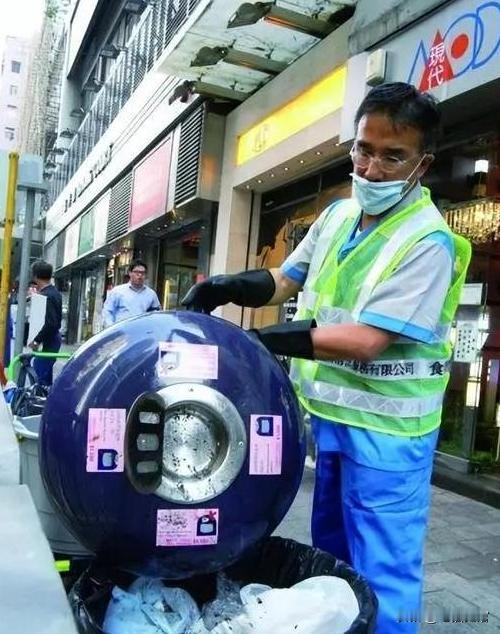 “穷人之所以是穷人，当然是因为他们太懒了！”香港富豪田北辰为了证明这一观点，他亲