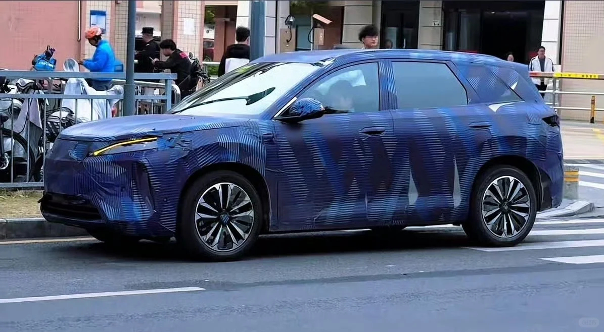 比亚迪全新SUV的外观及内饰谍照曝光，结合谍照细节与业内消息，新车大概率隶属于元