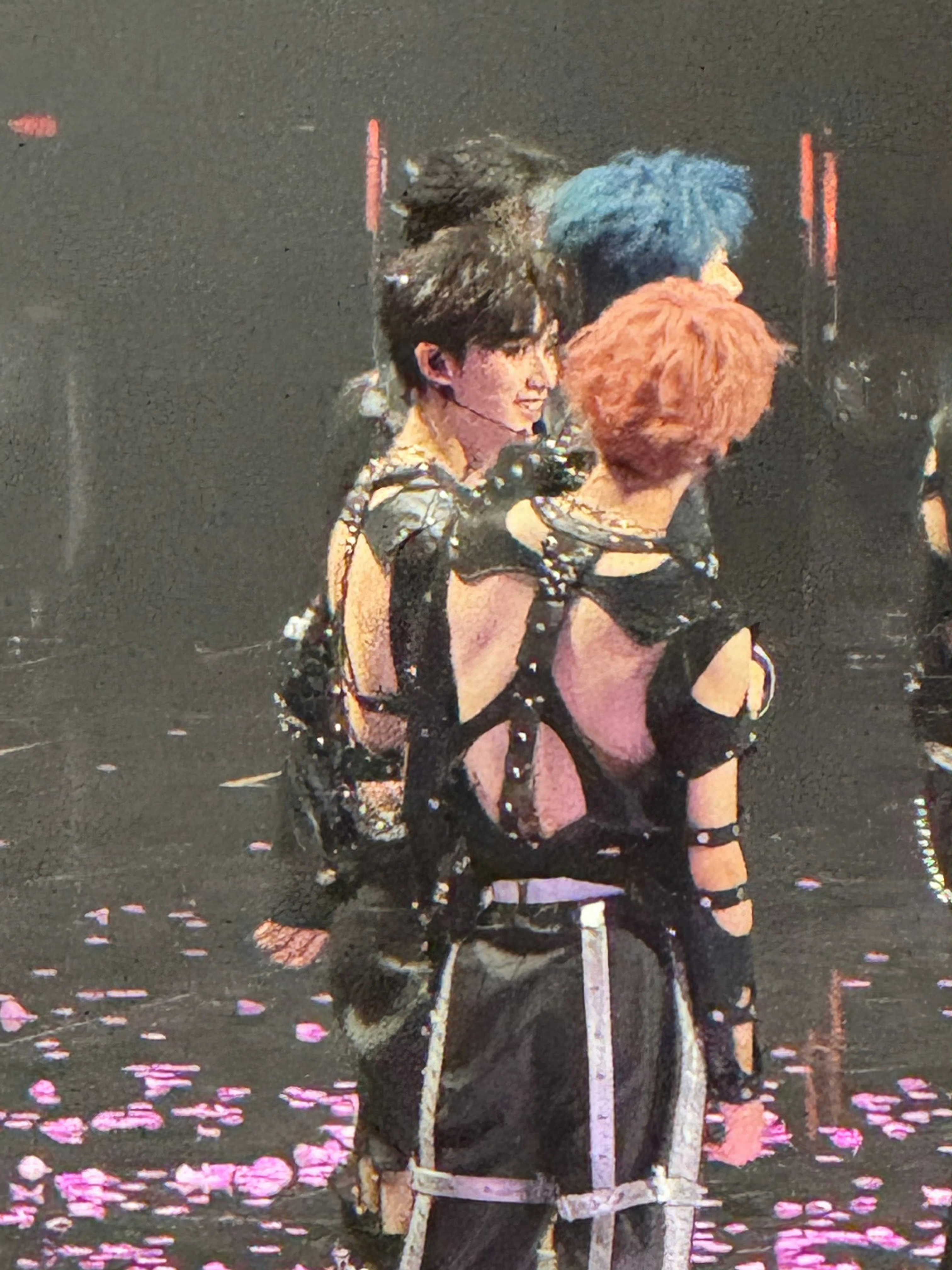 #马嘉祺严浩翔演唱会露背#妈呀 谁做的造型啊#时代少年团七个人凑不出一身好衣服#