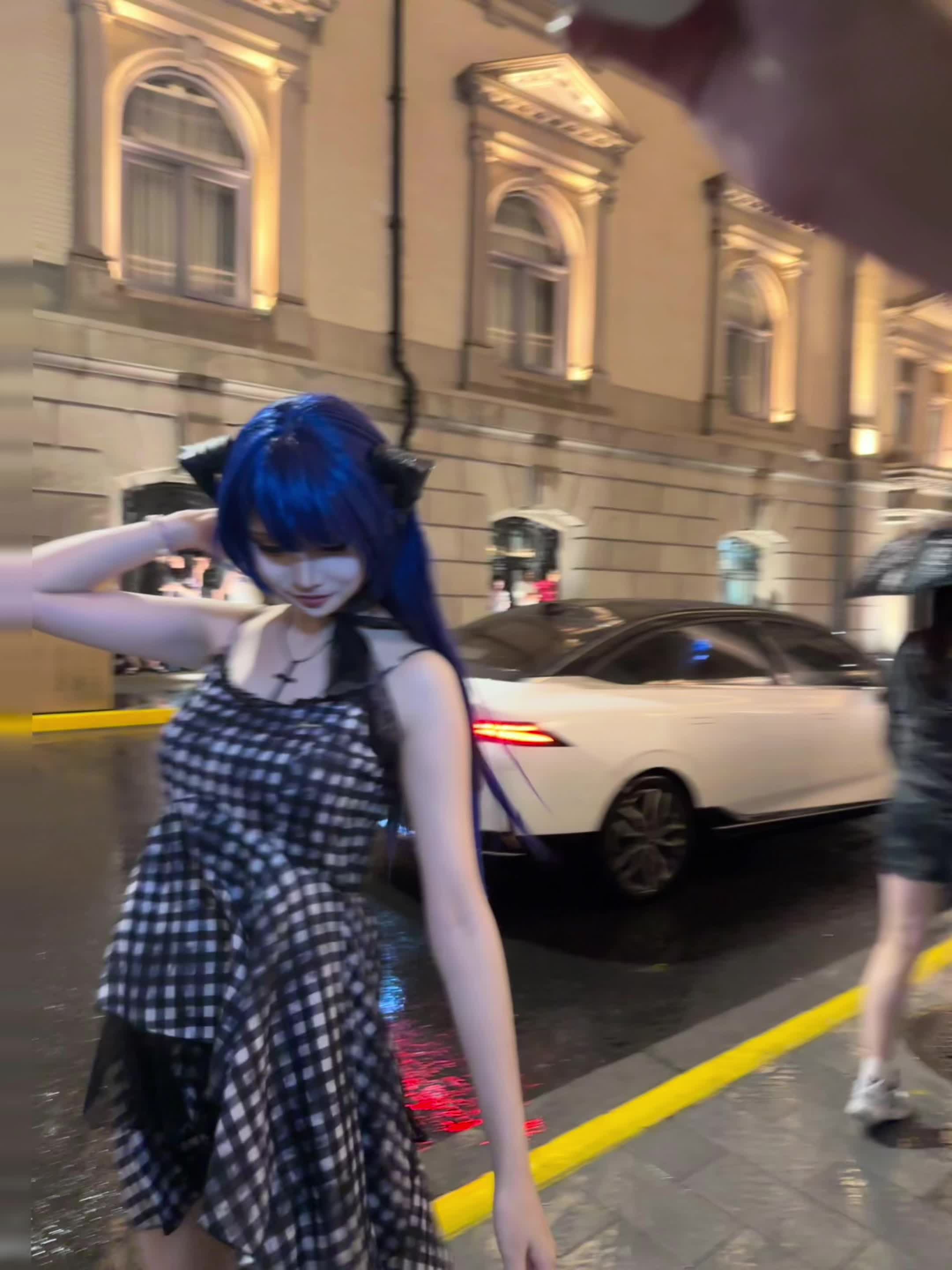 莫斯提马！ 这么大雨非要拍吗？拍！必须拍，换一身好看的衣服去拍！