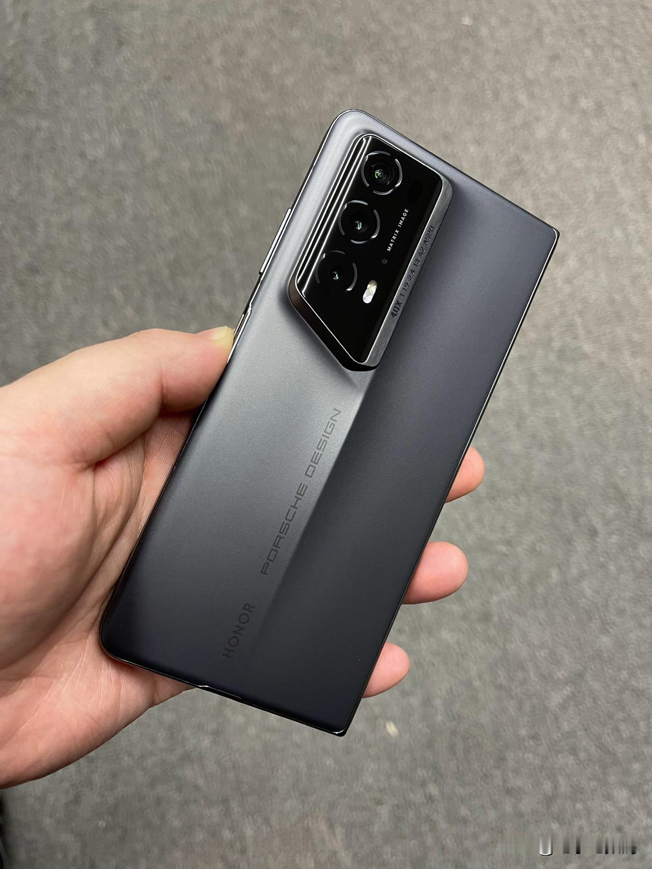 荣耀 Magic V2 RSR 保时捷设计颜值能打几分？
毕竟有着华为的经典保时