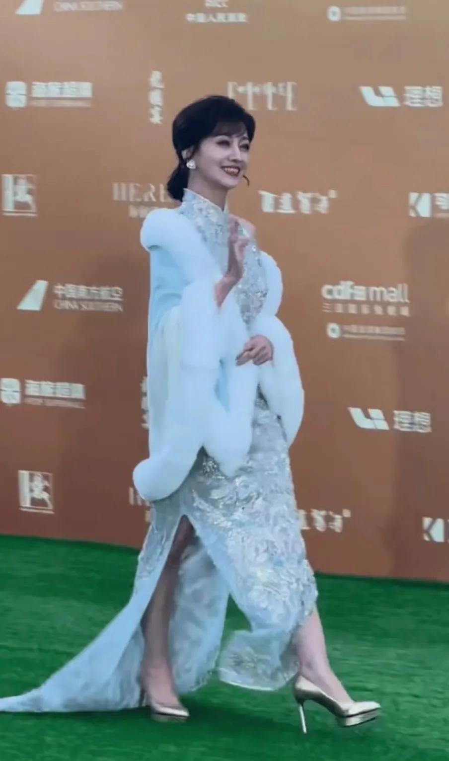 70岁的赵雅芝现身三亚
出席电影节活动，身穿旗袍的样子
真的是太好看了
完全看不