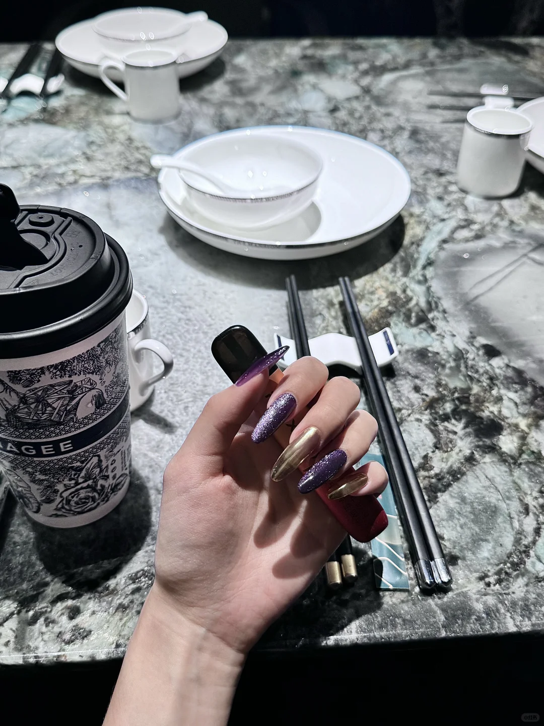 紫金怎么这么配！超闪的紫色猫眼美甲