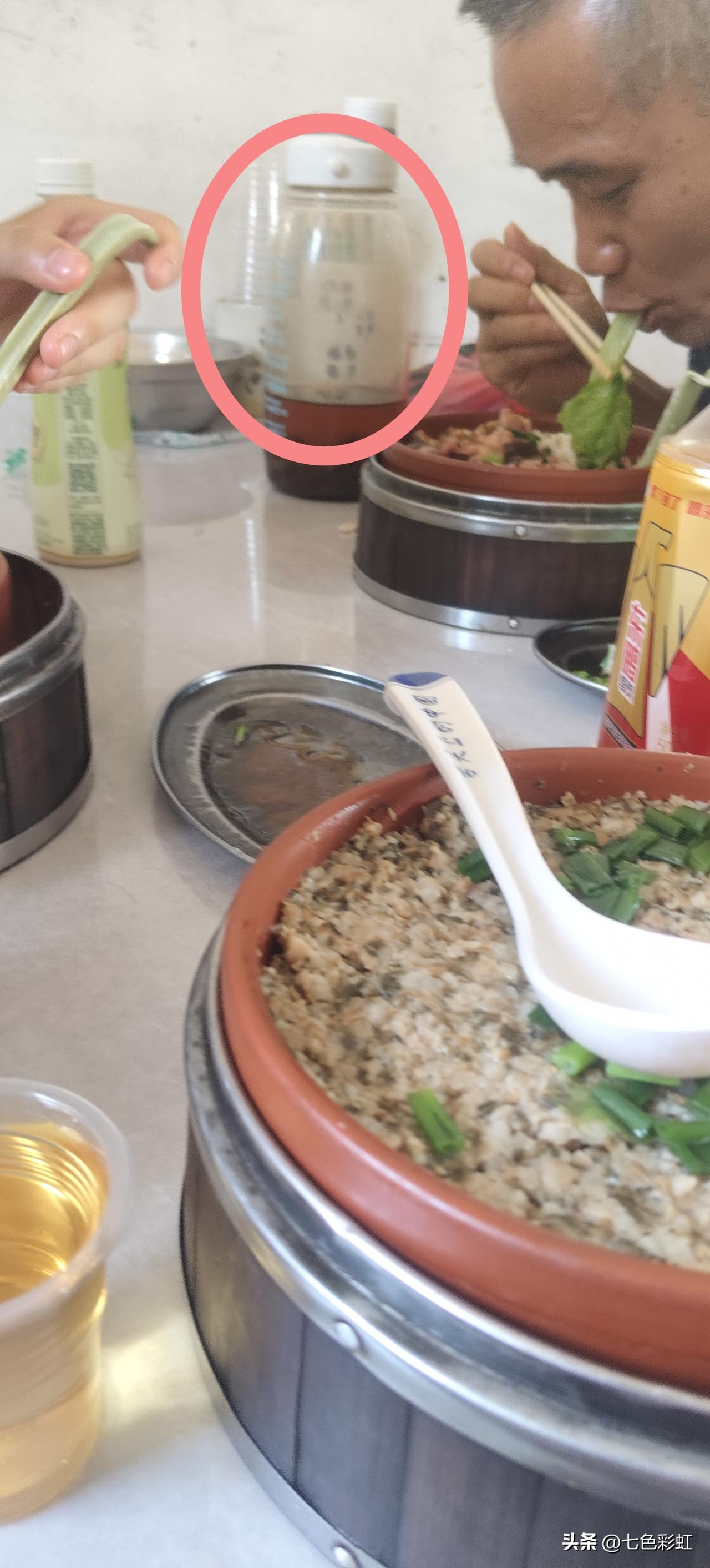 刚才我吃午饭时尴尬死了，我把同桌那个男的水瓶看成是快餐店里的公用茶壶，想倒水时，