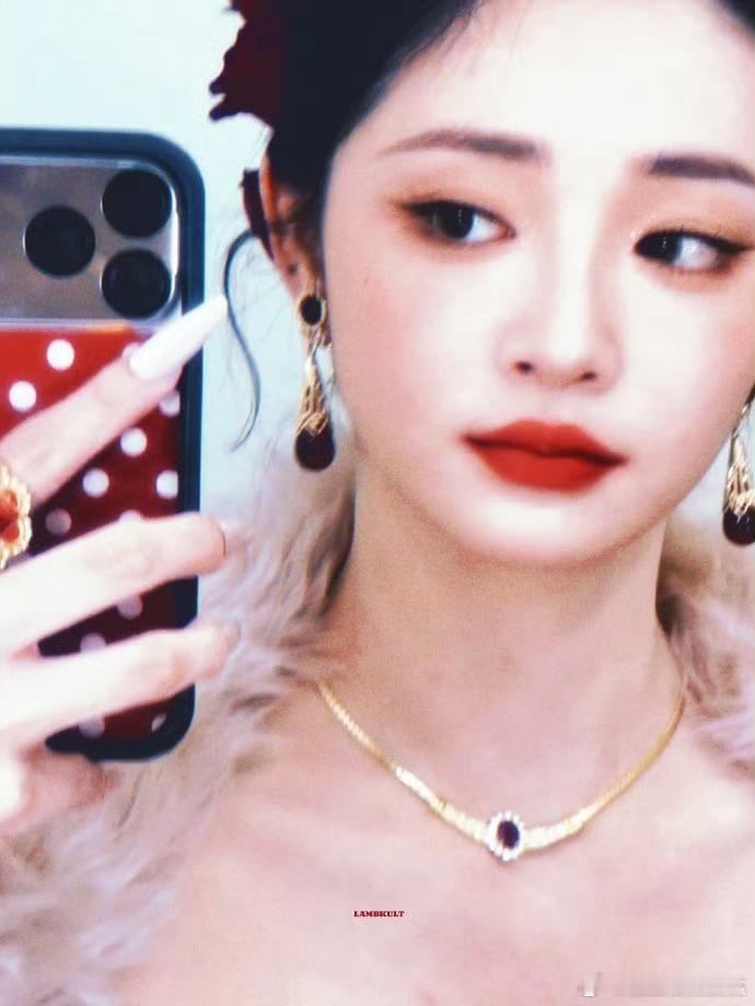 周洁琼绿眸配红唇  周洁琼完全是盛放的玫瑰花啊，绿眸配红唇艳丽大方，一袭抹胸红裙