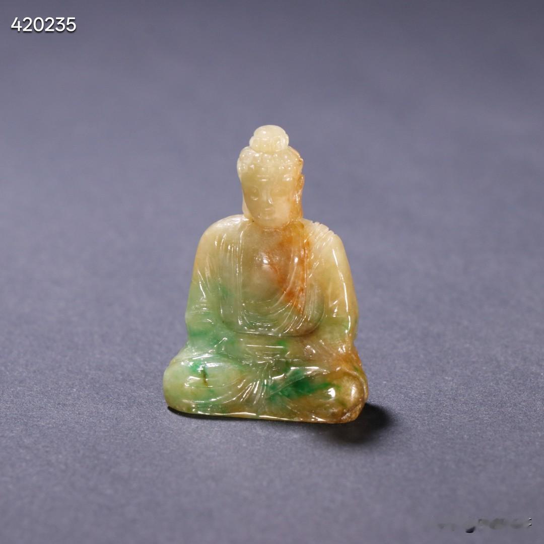 清代 翡翠小佛。
规格：高3.47cm 宽2.5cm