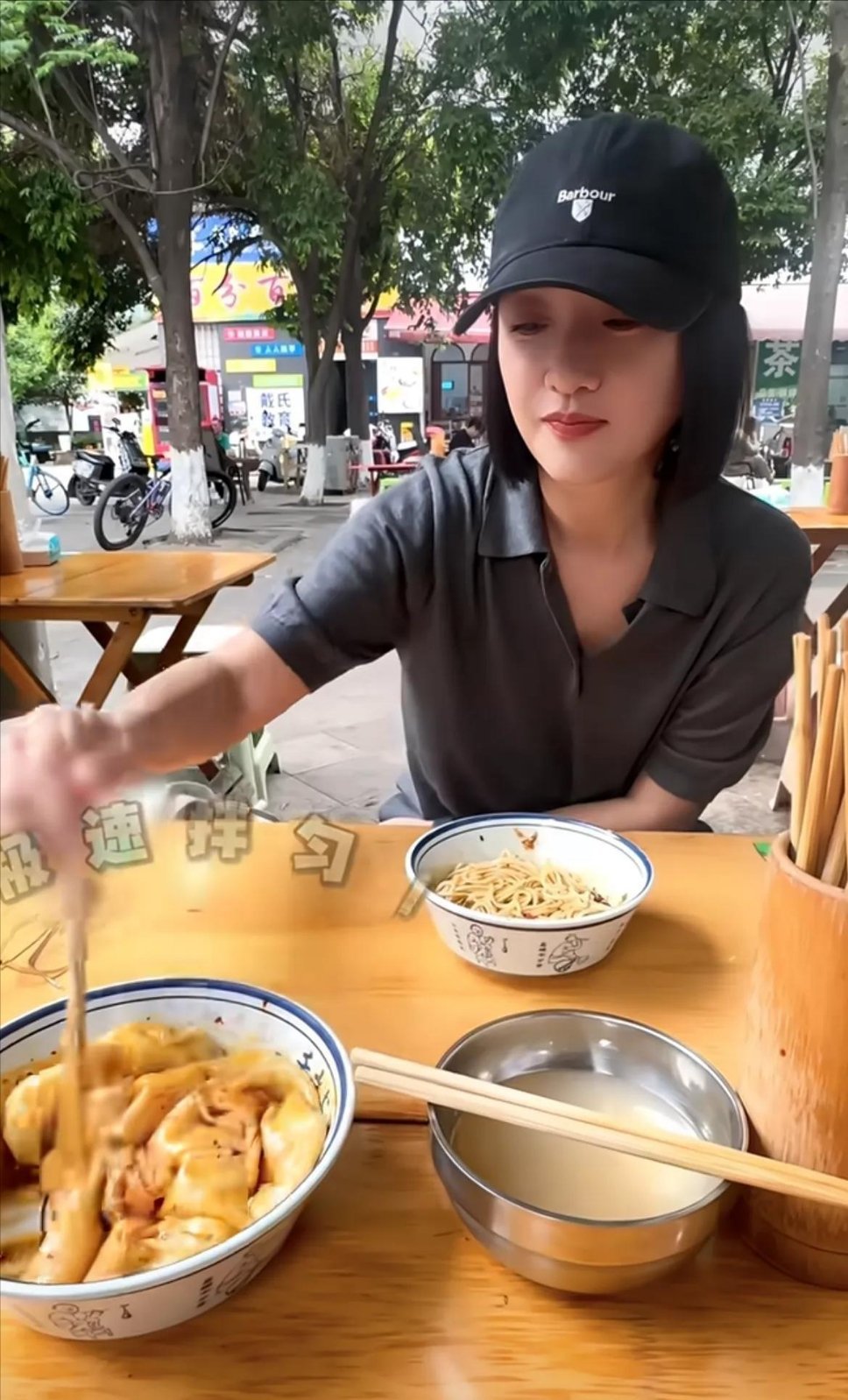 51岁周迅现身成都街头，露天小桌前吃猪肝拌面，原来明星也超接地气的