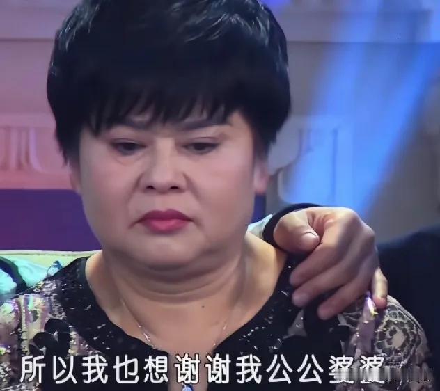 面相学真的骗不了人，
不信你看冉莹颖的妈妈，
她的腮骨宽阔往外翻，又是眉压眼，一