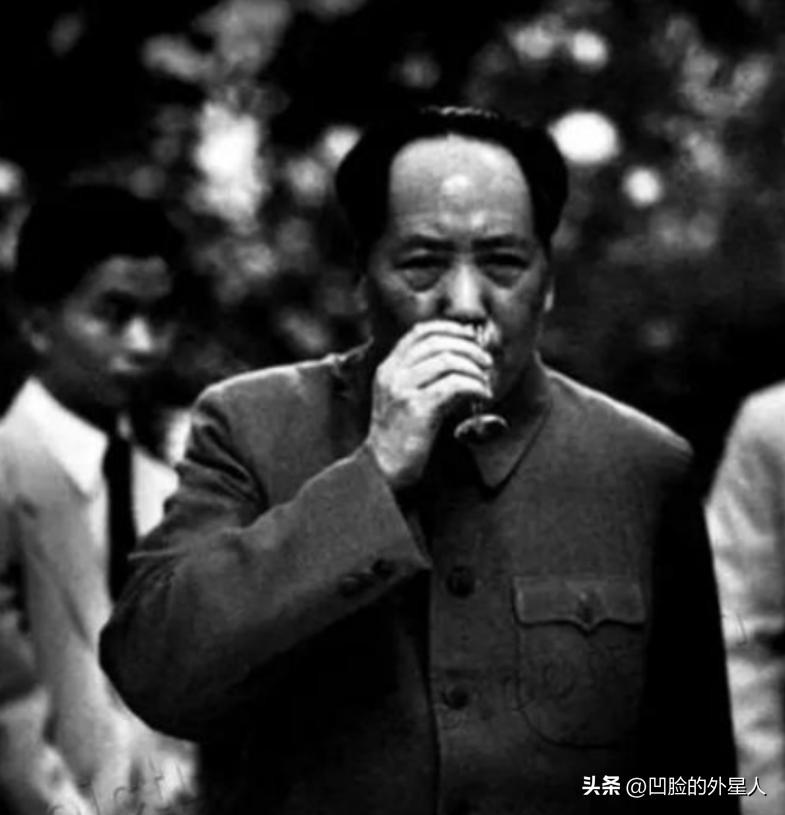 毛主席在中南海去世以后，发生了一件怪事。秘书以及工作人员表示，以前从来没有发生过