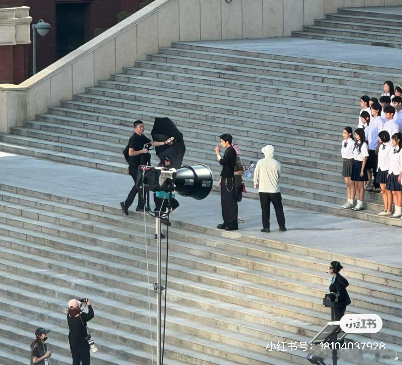 笑的我哈哈哈 宋威龙拿望远镜和围观的大学生对视但是宋威龙也太帅了吧！！！模糊的照